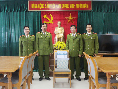 Phó Cục trưởng Cục C42 tặng sách cho Thư viện Êv88 chào đón năm mới 2026